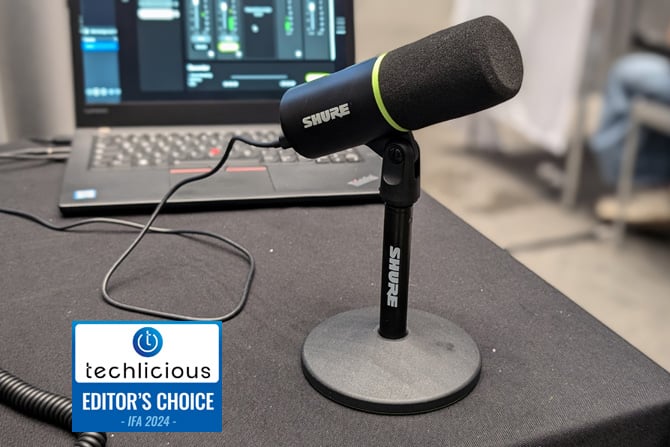 The Shure MV6 USB Gaming Microphone is shown on a table plugged into a computer. The Techlicious Editor's Choice Award logo is in the lower left.