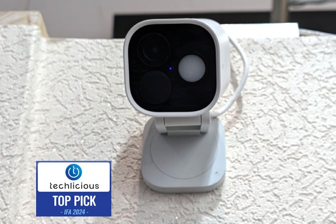 The Aqara Camera Hub G5 Pro is shown mounted on a wall. The Techlicious Top Pick Award logo is in the lower left.