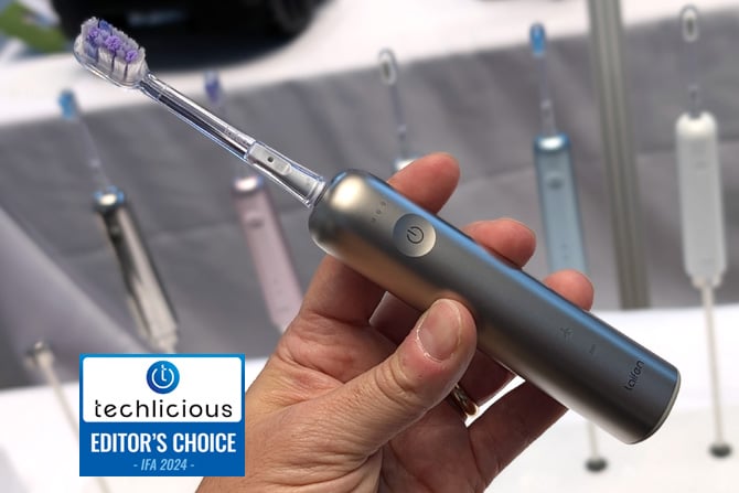  The Laifen Wave Titanium electric toothbrush is shown held in a hand. The Techlicious Editor's Choice Award logo is in the lower left.