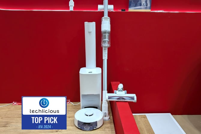  The Switchbot K10 Pro Combo is show with the robotic mop vac and stick vac out of their base. The stick vac has the extension with the dusting attachment. The Techlicious Top Pick Award logo is in the lower left.