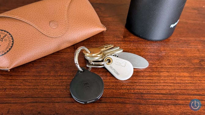 The Pebblebee Clip Universal is shown on a keyring with keys.