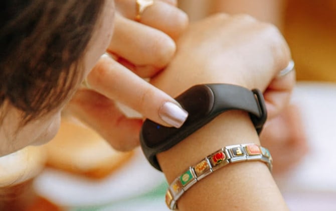 Bee smart band around a wrist