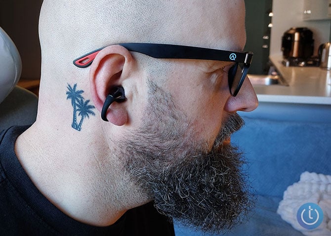 The SoundPEATS PearClip Pro is shown worn from the side.